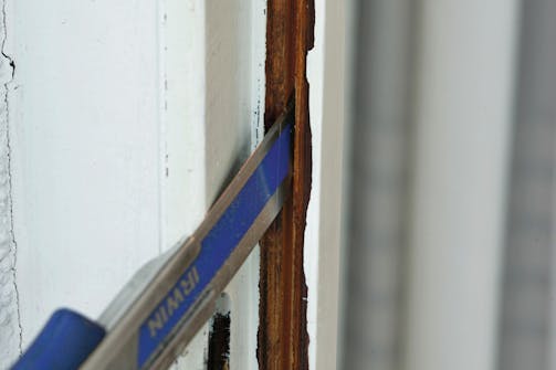 Montering av tetningslister i freste spor: Det freste sporet skal skrapes rent for alle rester fra den gamle listen. Montering av tetningslister i freste spor: Det freste sporet skal skrapes rent for alle rester fra den gamle listen.